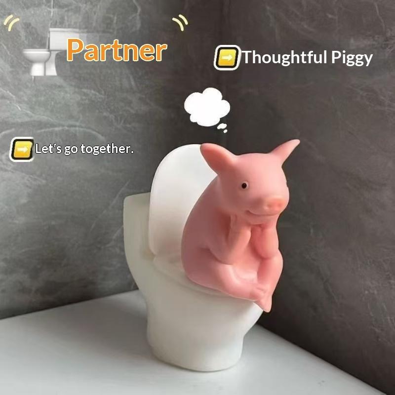 Home Of The Year Bathroom - Niedliches Schweinchen, das auf der Toilette